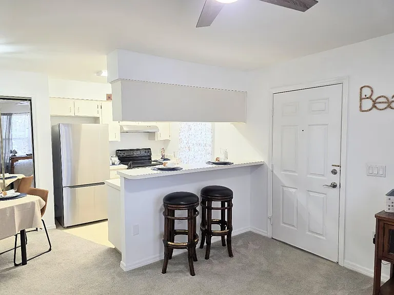 843 SE Mayo Dr — Photo 3