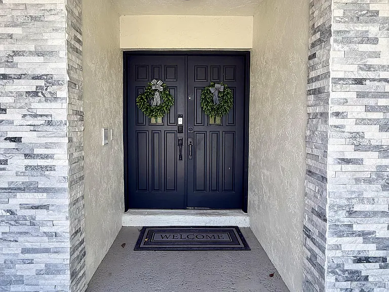 325 Knotty Wood Ln — Photo 2