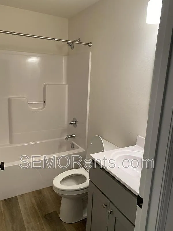 2 bed, 1.0 bath, $750 — Photo 3