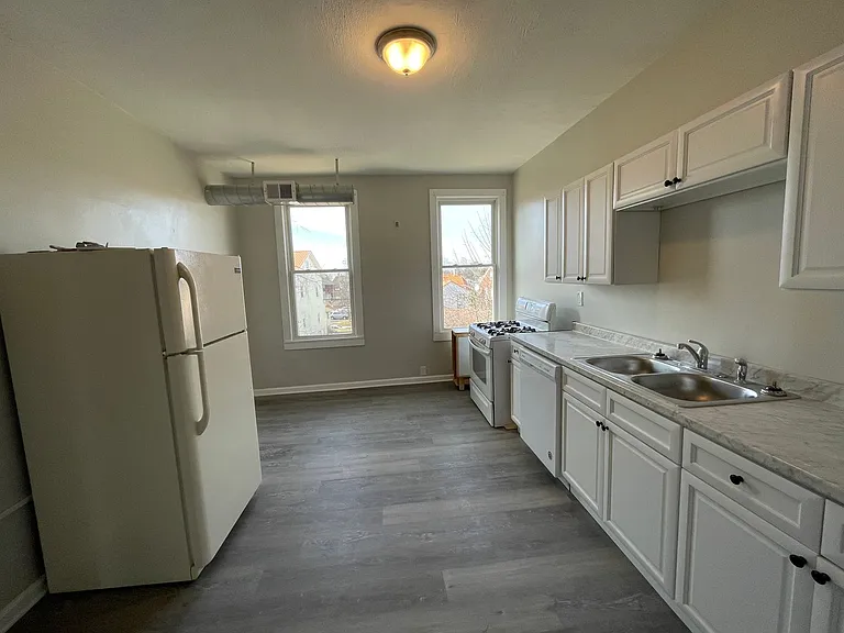 3 unit building in central area of Bellevue and steps away from Avalon areas of Pittsburgh. — Photo 4