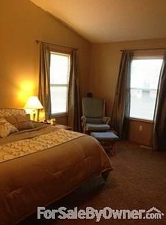 Master Bedroom with en suite
						:
						Bedroom and en suite updated. Walk in closet off bathroom.
