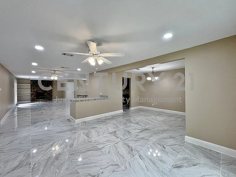 1914 W Northgate Dr — Photo 12