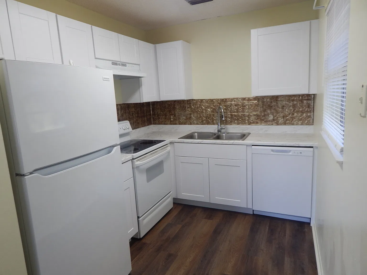 1 bed, 1.5 bath, 800 sqft, $1,400 — Photo 2