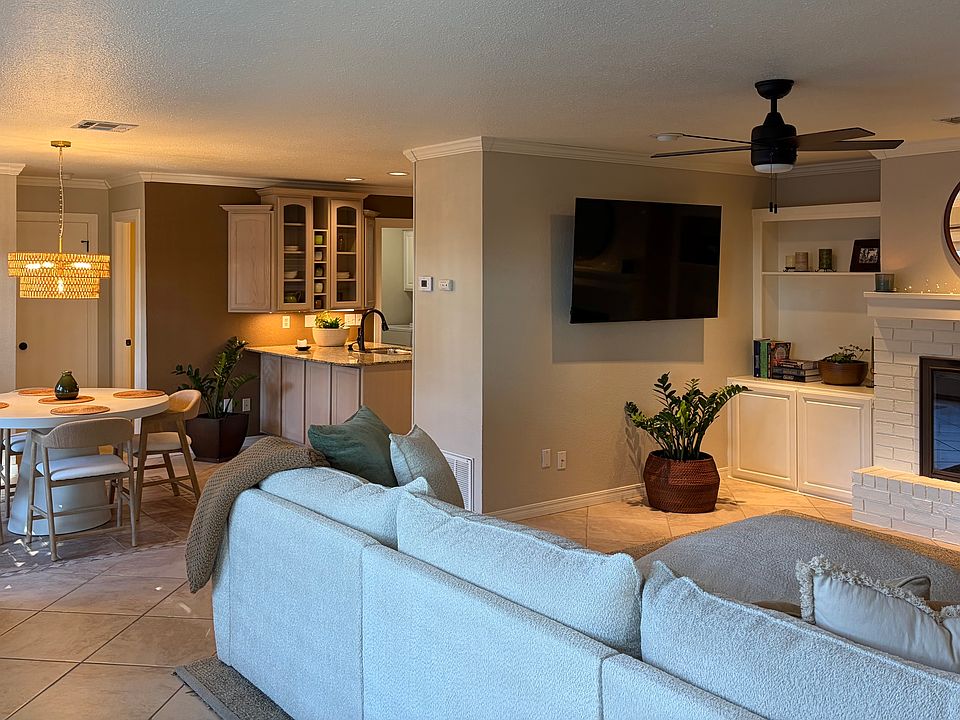 Living area/dining area
