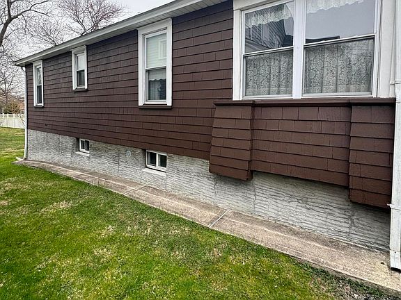 4th image of 21 Androvette Ave