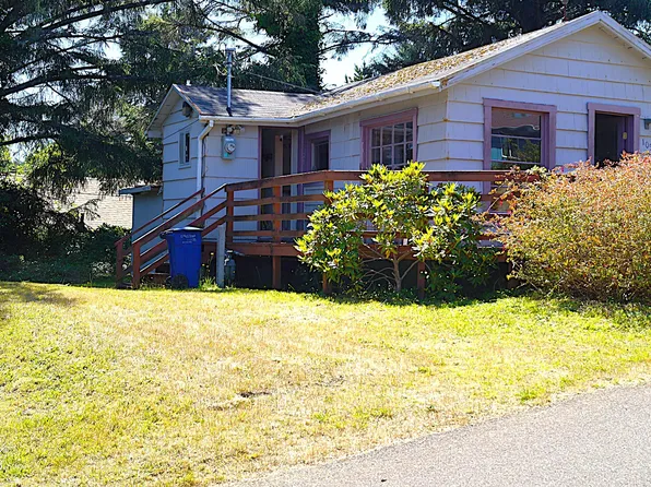 1056 SW 10th St, Lincoln City, OR 97367