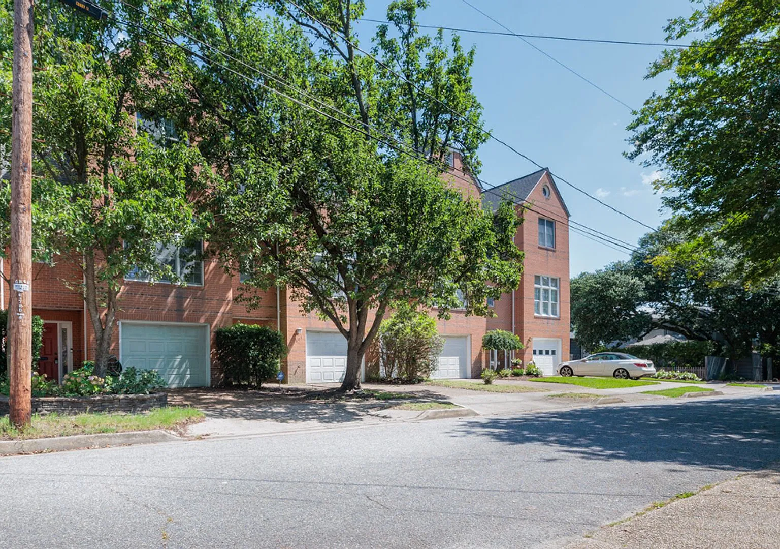 Beautifully maintained 3-bedroom, 2.5-bathroom townhome offering comfortable living in the conven... — Photo 4