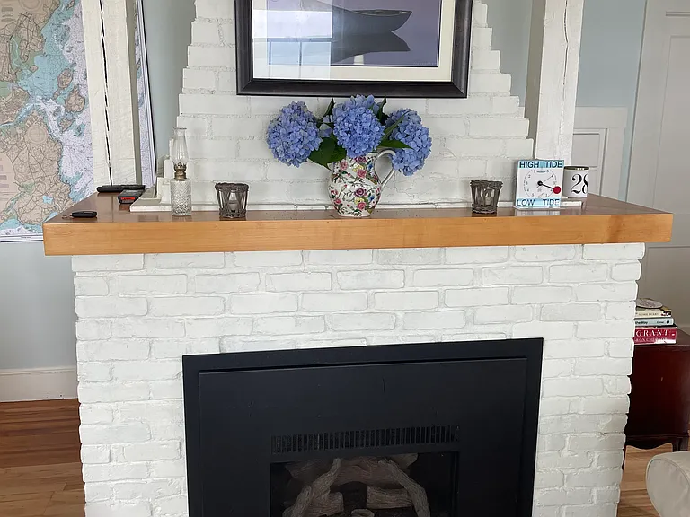 Working gas fireplace.