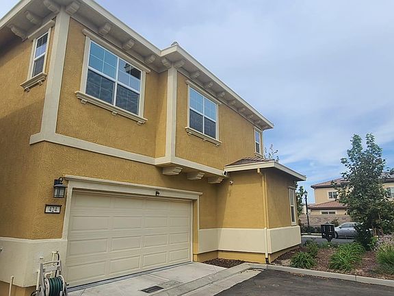 3rd image of 424 E Teixeira Ave