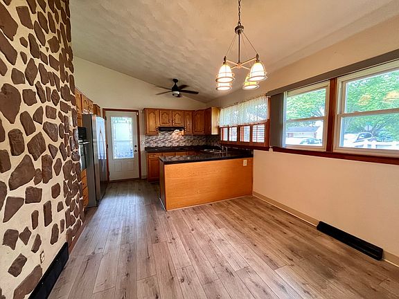 4th image of 950 Cliffside Dr