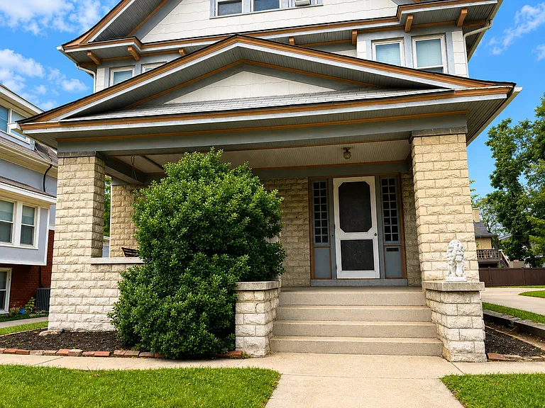 3232 Summit St — Photo 2