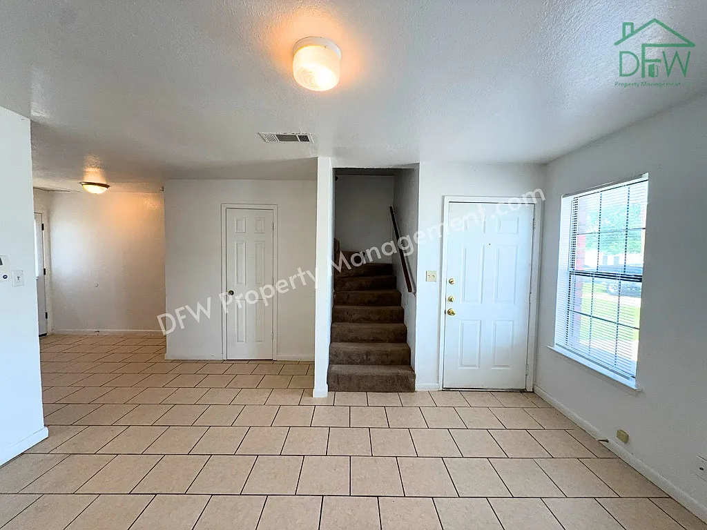 2 bed, 1.5 bath, 887 sqft, $1,295 — Photo 4