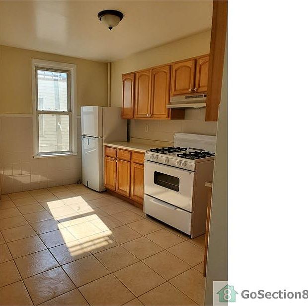 1st image of 147 Oliver Ave Floor 3