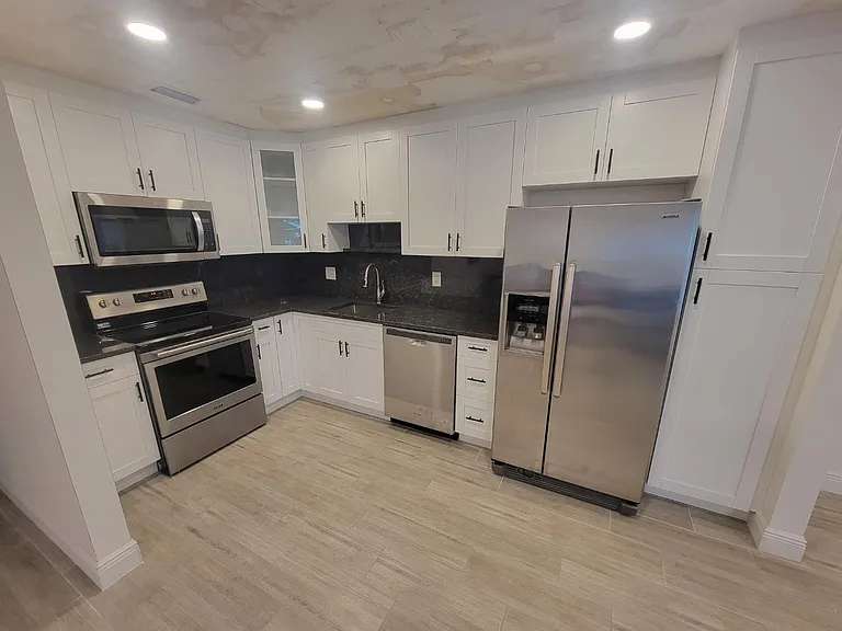 1009 NW 88th Ave — Photo 6