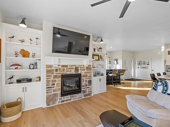3rd image of 4458 Fairway Ln #30