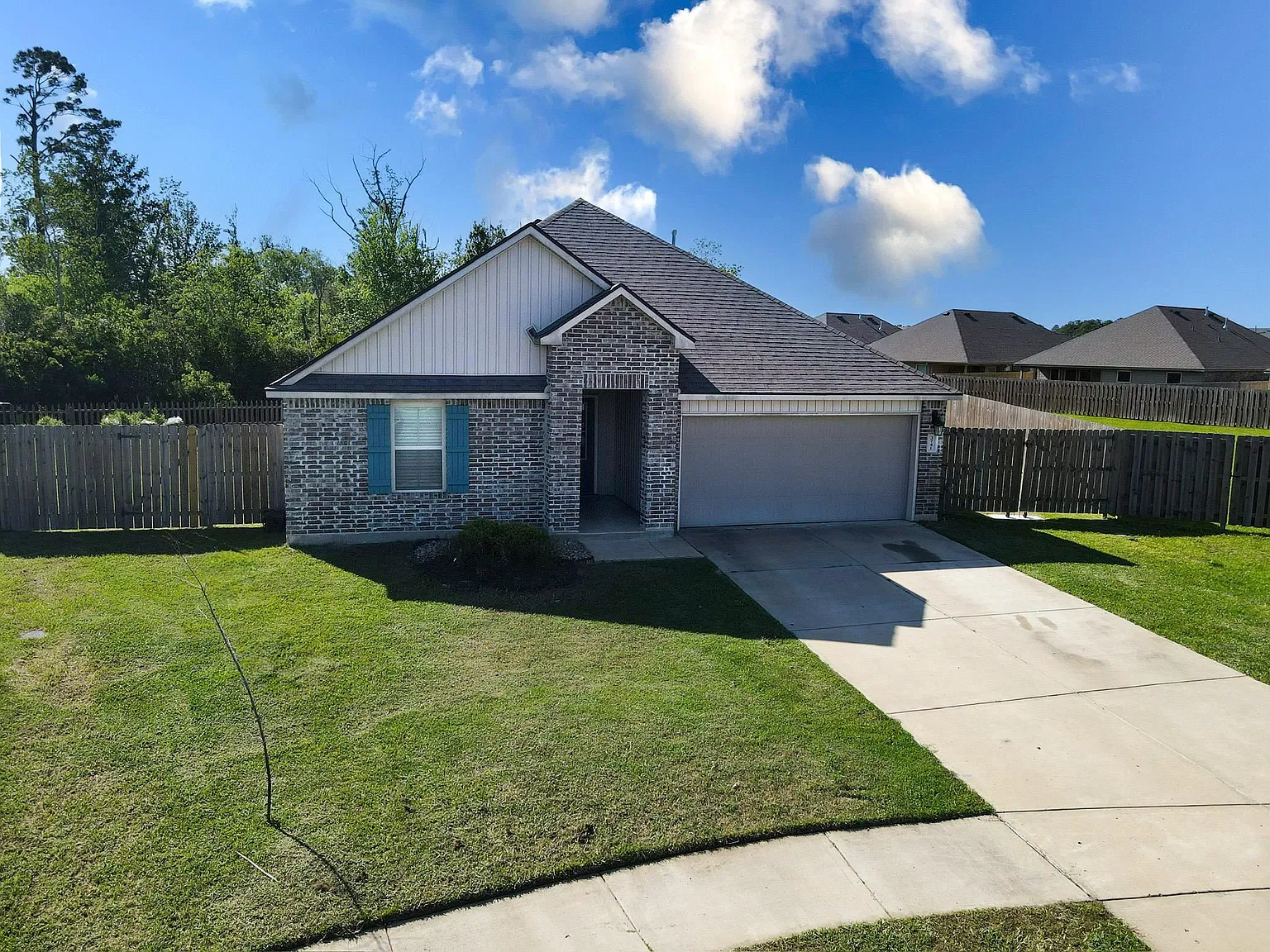 4 bed, 2.0 bath, 2079 sqft, $2,200 — Photo 1