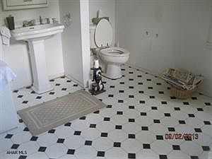 2nd image of 837 W 3rd St