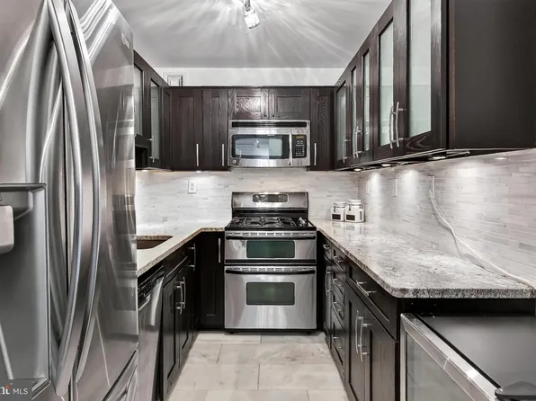 801 N Pitt St APT 910, Alexandria, VA 22314