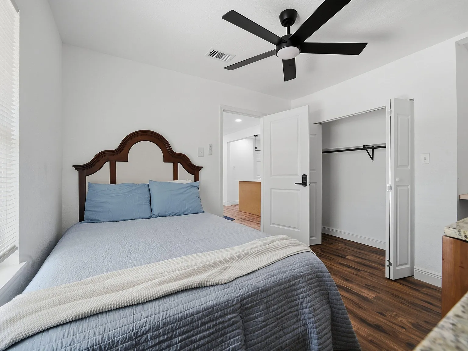 4 bed, 1.0 bath, 1180 sqft, $836 — Photo 2