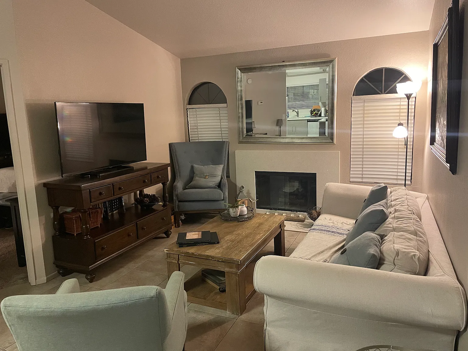 2 bed, 1600 sqft, $1,000 — Photo 2