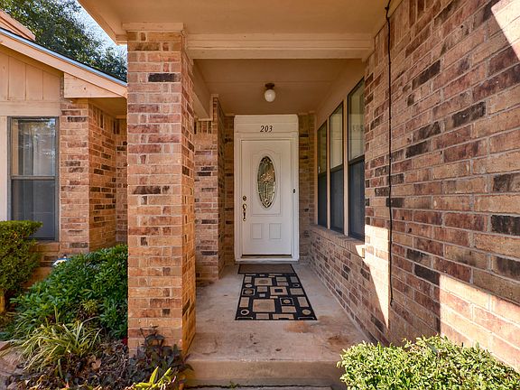 4th image of 203 Prize Oaks Dr