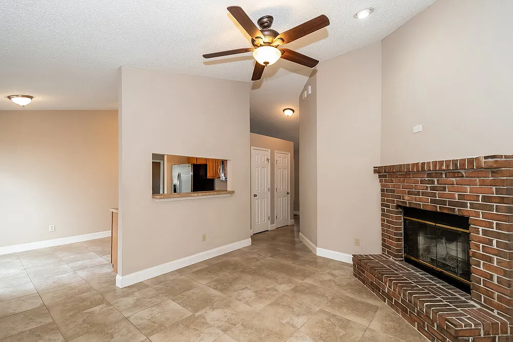 3 bed, 2.0 bath, 1358 sqft, $2,075 — Photo 3