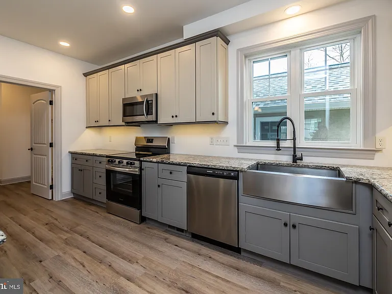 411 James St — Photo 26