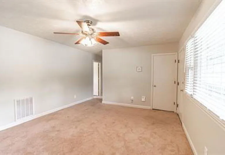 205 N Glover St — Photo 12