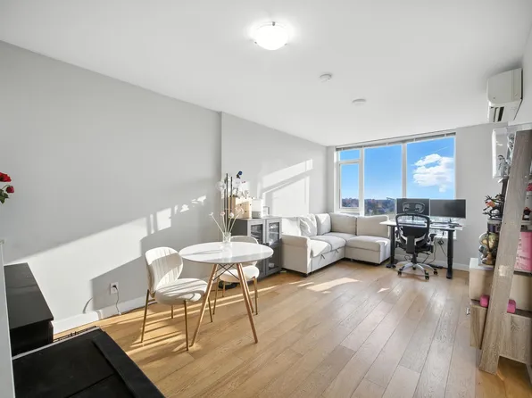 6951 Elmbridge Way #1007, Richmond, BC V7C 0A4