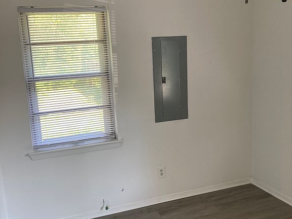 2nd image of 901 Manhattan Dr