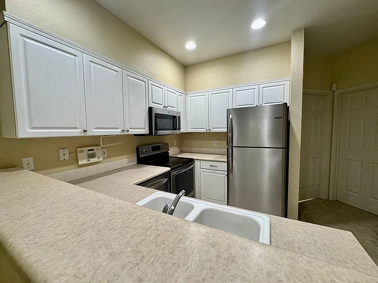 1800 NE 40th St #A6 — Photo 2