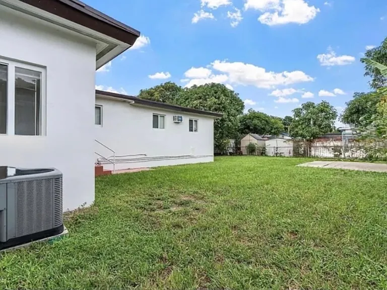 1221 NW 34th Ave — Photo 5
