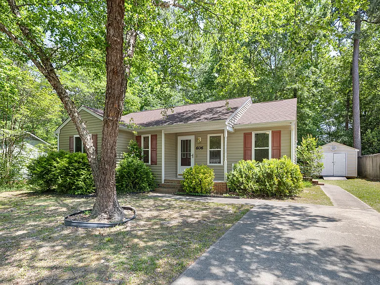 606 Gaslight Trl — Photo 2