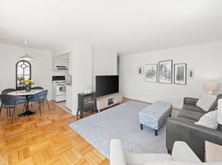 1750 Esquimalt Ave #504, West Vancouver, BC V7V 1R8
