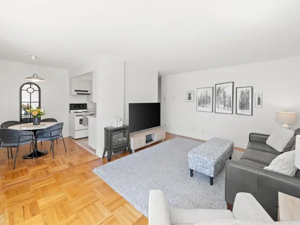 1750 Esquimalt Ave #504, West Vancouver, BC V7V 1R8