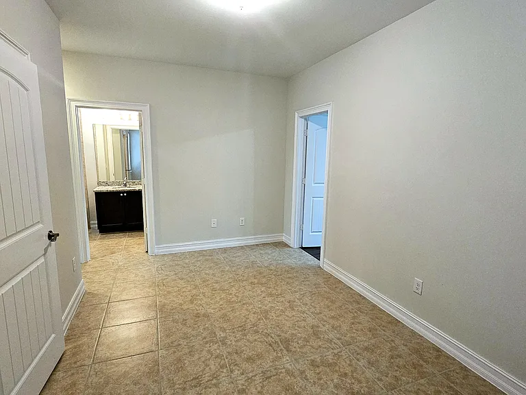 7135 Greenwood Park Cir #105 — Photo 9