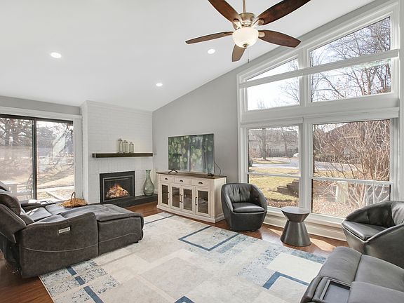 2nd image of 706 Waukegan Rd #4