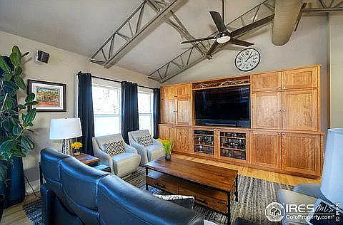 2523 Broadway St — Photo 3