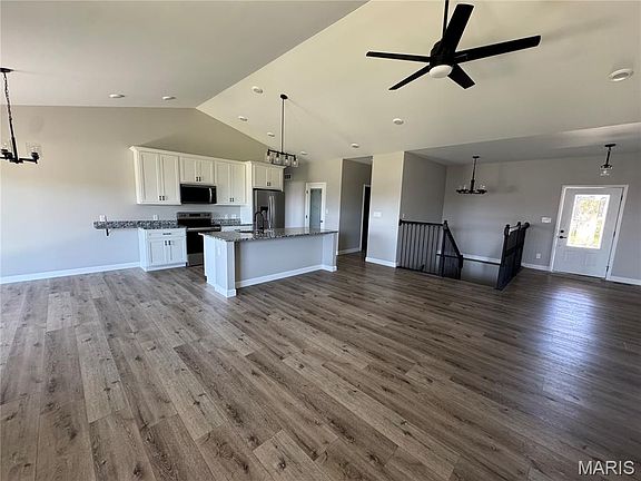 3rd image of 726 Deerfield Ln
