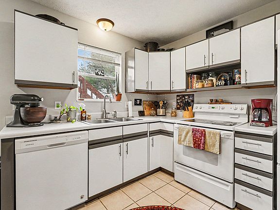 5th image of 613 Trinity Dr Unit 1
