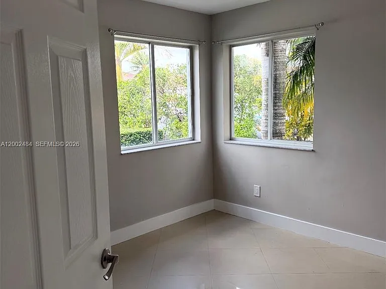 17501 SW 142nd Ct — Photo 3