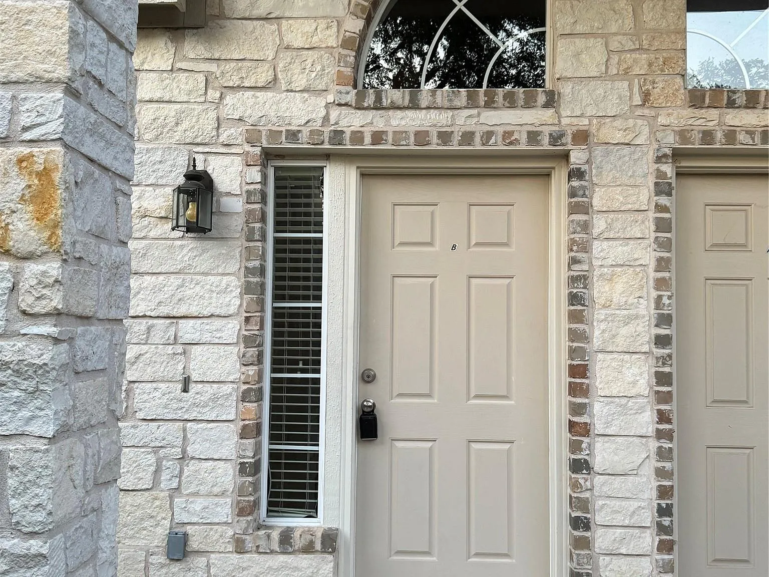 3 bed, 1.5 bath, 1320 sqft, $1,800 — Photo 2