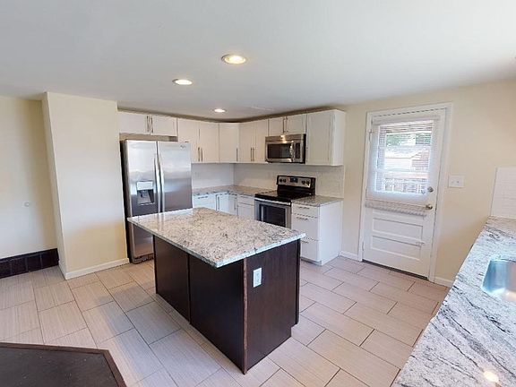 4th image of 906 Woodhill Dr