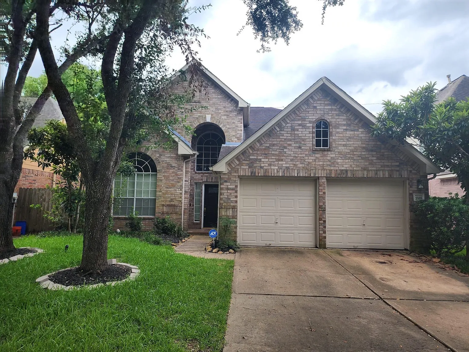 4 bed, 2.5 bath, 2570 sqft, $2,500 — Photo 3