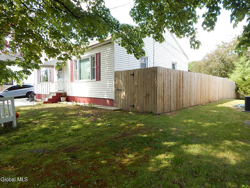4th image of 825 Troy-Schenectady Road