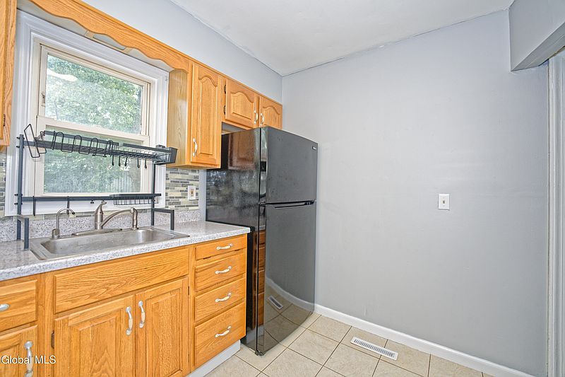5th image of 50 Dott Avenue