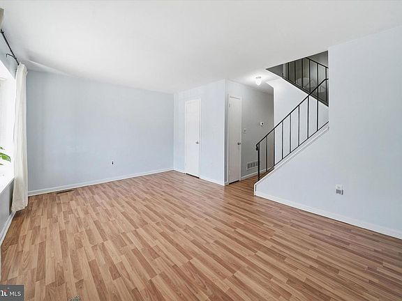 4th image of 125 Elliot St