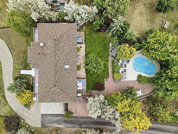 3rd image of 1648 Skeena Pl