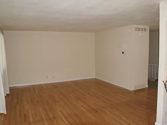 3rd image of 10643 Sperry St