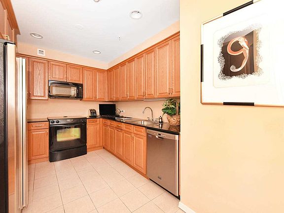 4th image of 100 Harbor View Dr APT 517